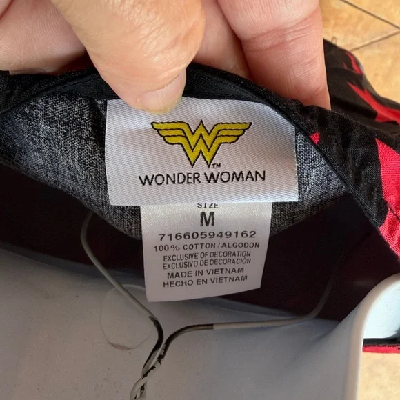Wonder Woman Graphic V-Neck scrub Top size medium - Picture 5 of 6